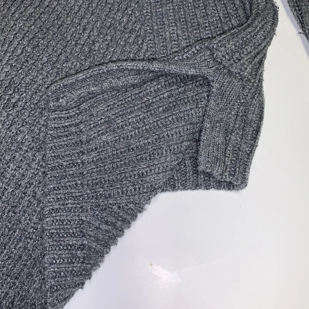 Madewell hex comb 1937 grey Sweater size Medium. Crew neck. slits on the side. - Picture 13 of 16